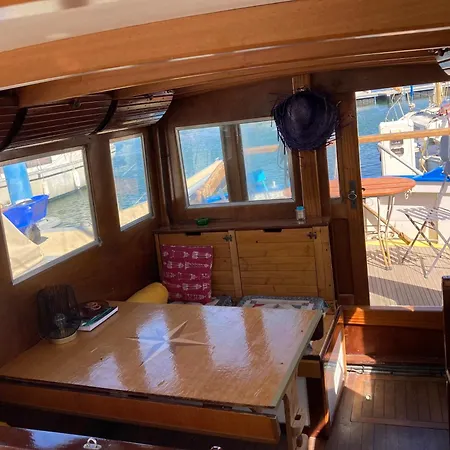 Nuit, Sejour Insolite A Bord Du Lapso Ii Botel