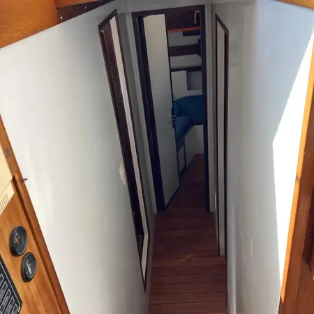 Nuit, Sejour Insolite A Bord Du Lapso Ii Botel *