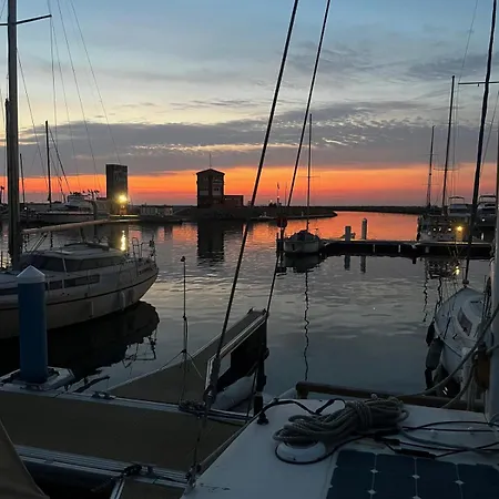 Nuit, Sejour Insolite A Bord Du Lapso Ii Botel *