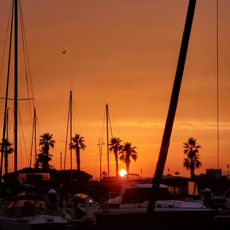 Nuit, Sejour Insolite A Bord Du Lapso Ii Botel *